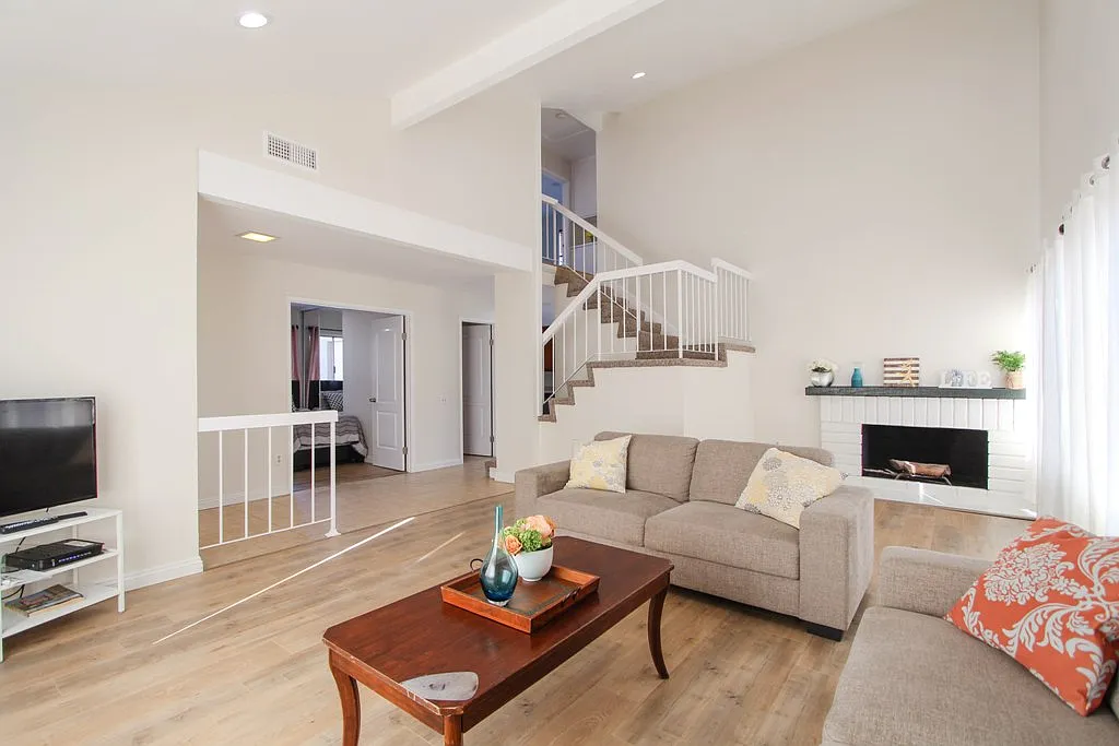 4 bed, 2.5 bath, 1715 sqft, $4,490 — Photo 4