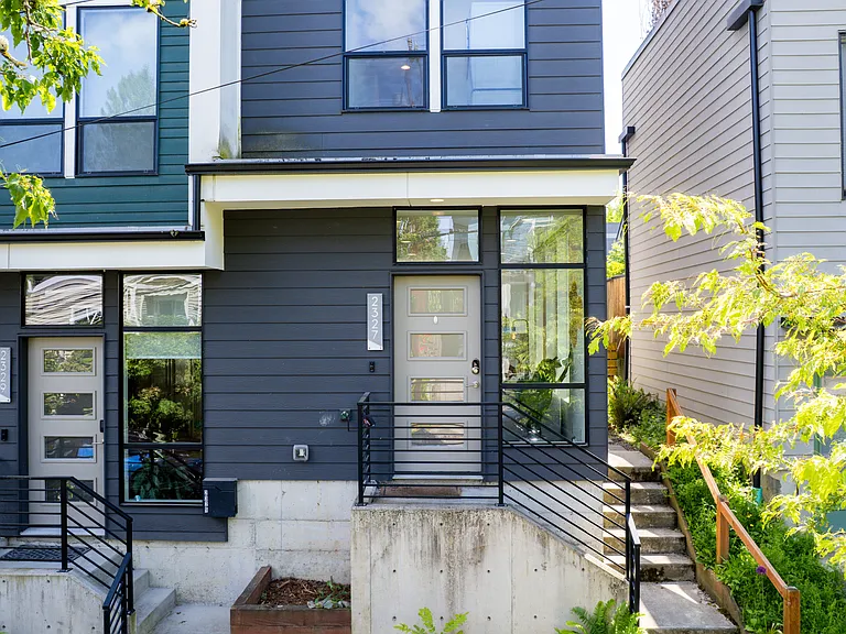 2327 E Denny Way — Photo 31