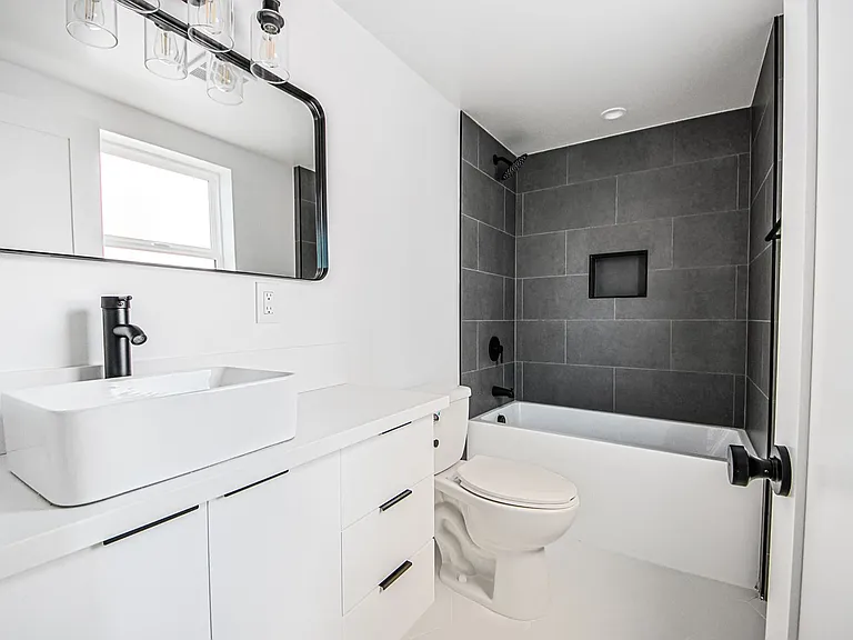 1223 N June St — Photo 25