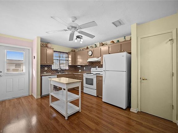 2nd image of 3575 Bennington DR #101