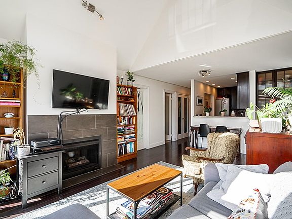 3rd image of 935 W 15th Ave #302