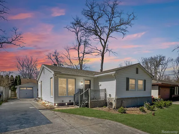 4100 Echo Dr, West Bloomfield, MI 48323