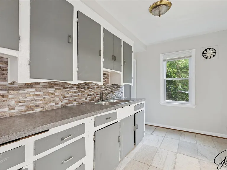 4082 Hereford St — Photo 9