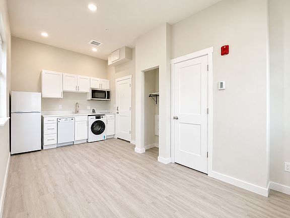 3rd image of 5014 15th Ave NE #B02