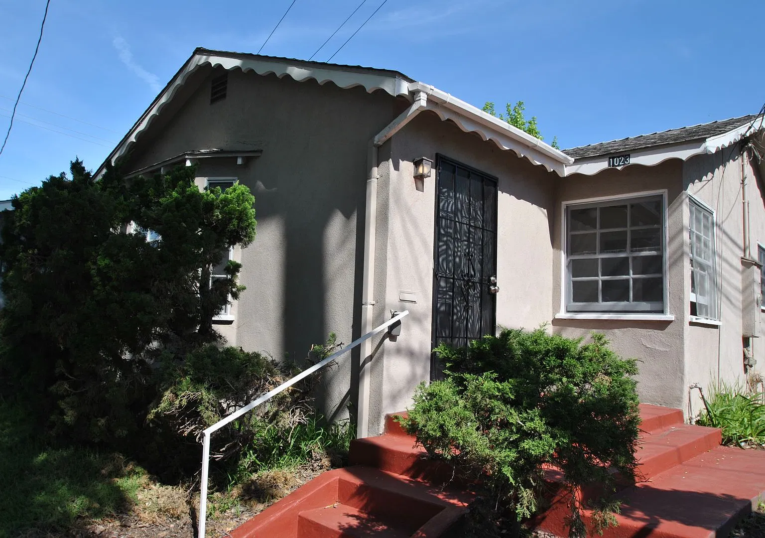 Signal Hill 1-Bedroom Back House with Side Yard, Patio & Washer/Dryer Hookups — Photo 2