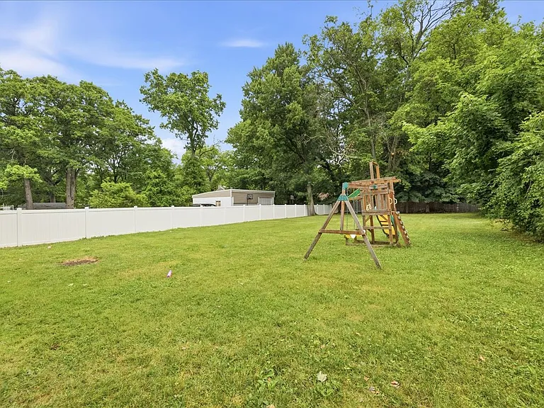 113 E Cedar St — Photo 3