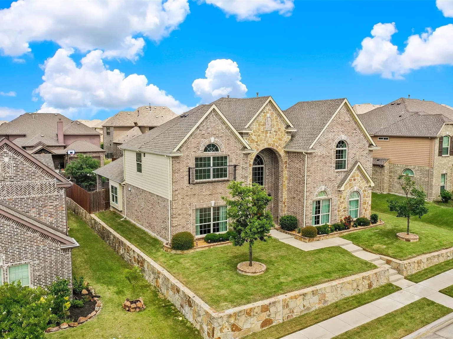 6 bed, 4164 sqft, $4,300 — Photo 3