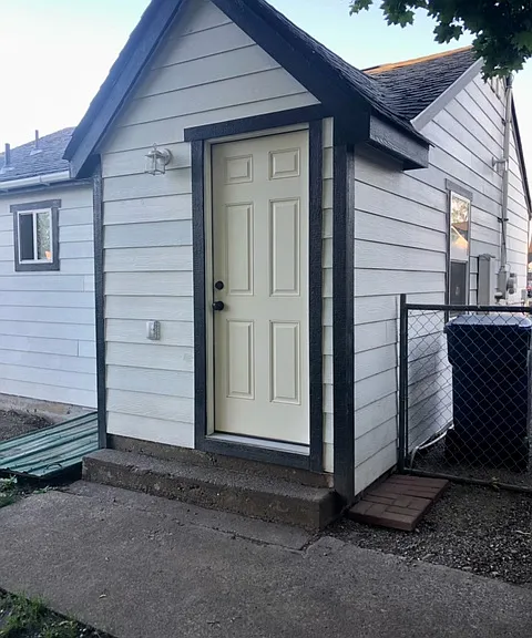 E Alki Ave — Photo 12