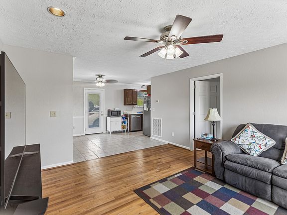 5th image of 104 Spruce Dr