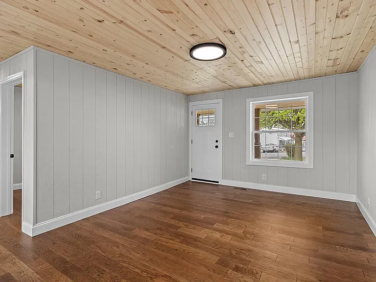 1021 Baird Ave — Photo 5