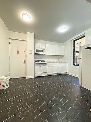 3rd image of 605 E 16th St APT 1