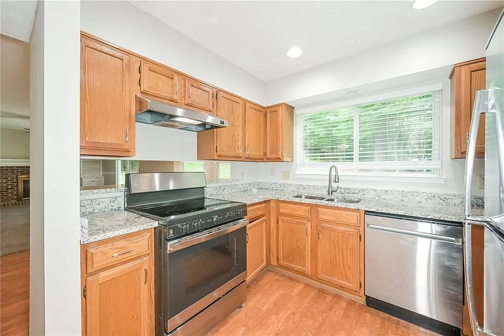 3 bed, 3.0 bath, 1685 sqft, $2,595 — Photo 2