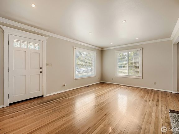 4th image of 218 Summit Avenue