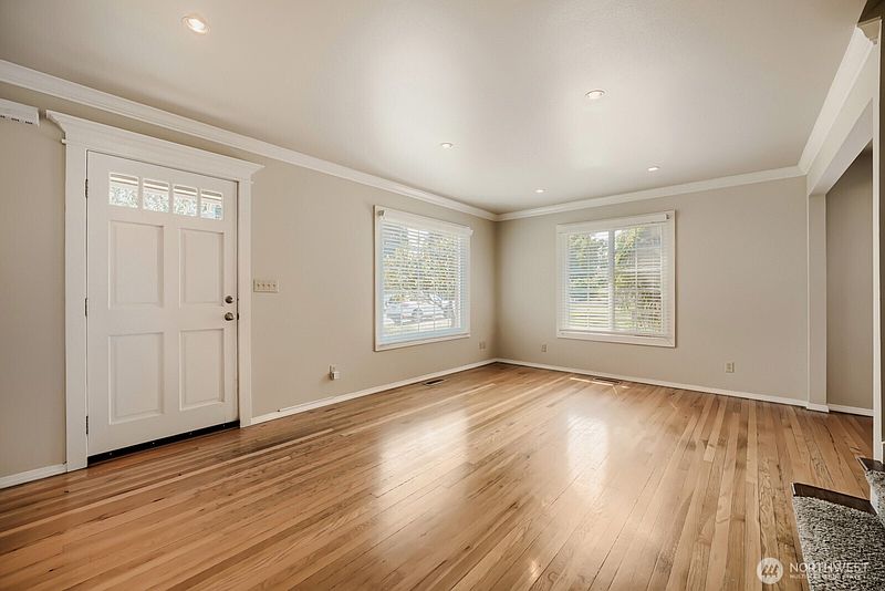 4th image of 218 Summit Avenue