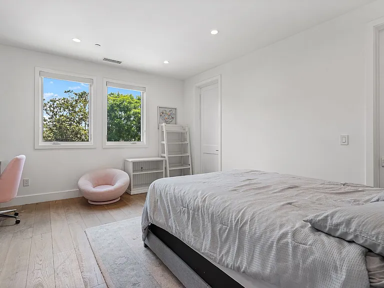 4435 Stansbury Ave — Photo 37