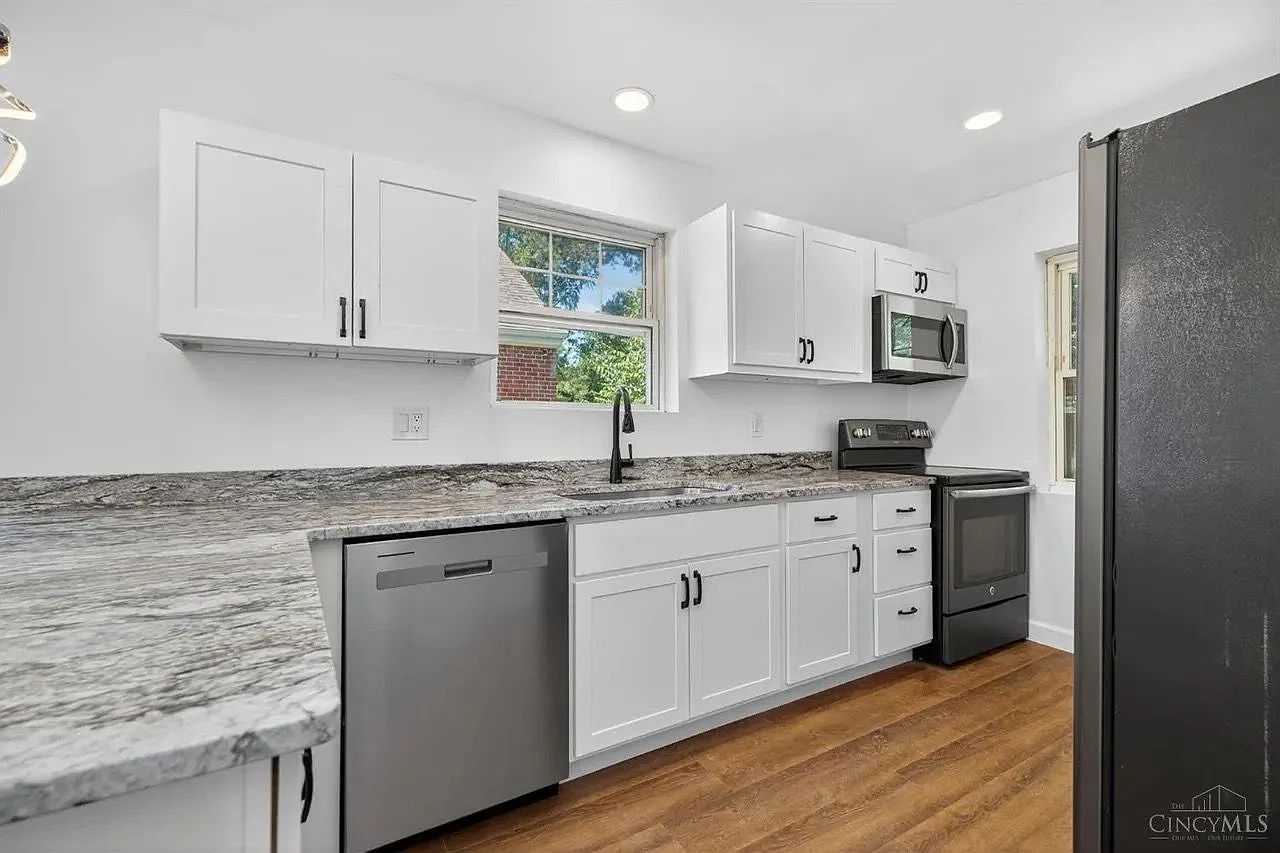 2 bed, 1.0 bath, 902 sqft, $1,900 — Photo 2