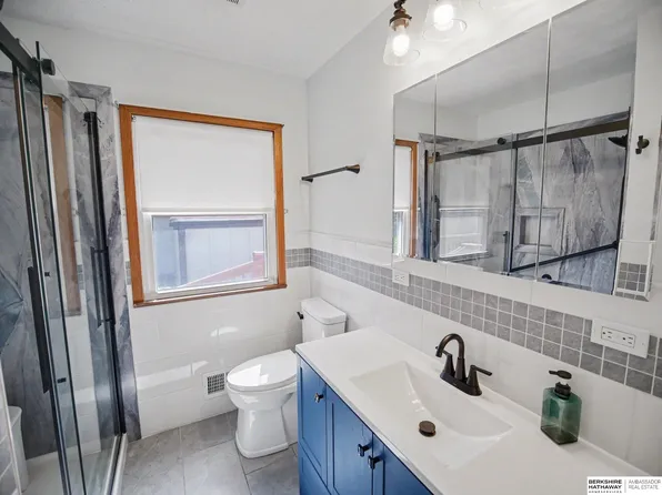 8346 Parker Ct, Omaha, NE 68114
