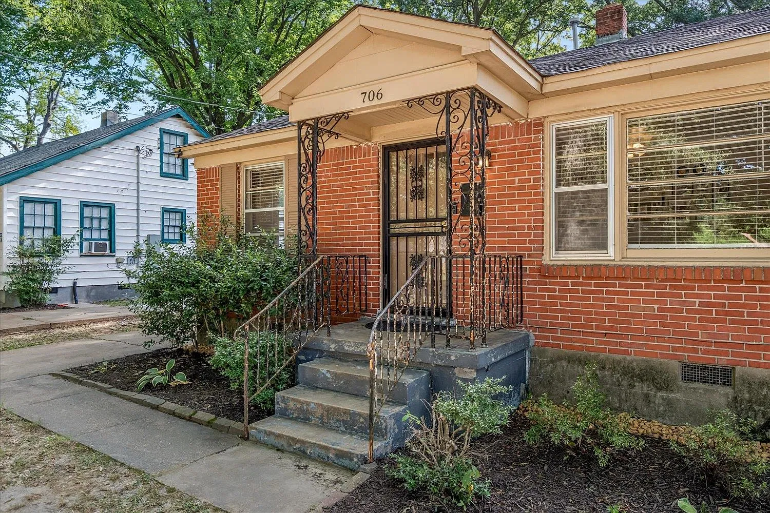 3 bed, 1.0 bath, 1189 sqft, $1,300 — Photo 2