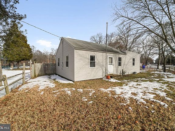 2nd image of 200 W Buckshutem Rd