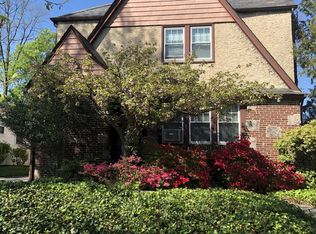 35 Nassau Rd, Great Neck, NY 11021