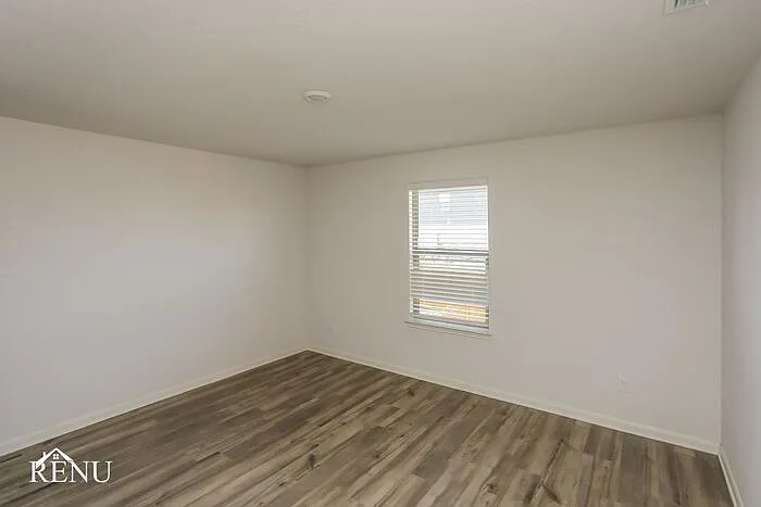 2033 Hialeah Dr — Photo 15
