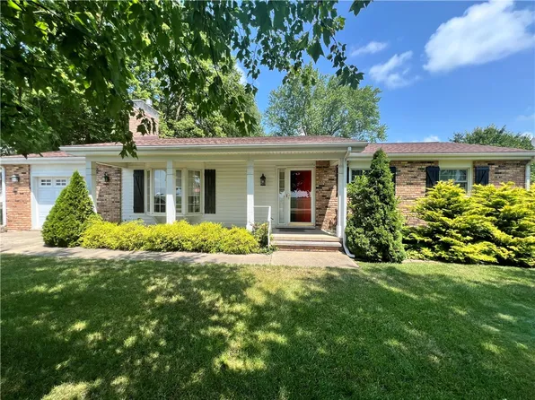 4 W Greenwood Dr, Rossville, IL 60963