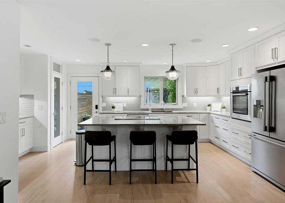 1st image of 2040 S 31st Ave SW