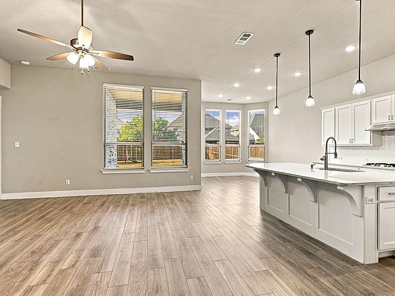 4th image of 2220 Terry Ave
