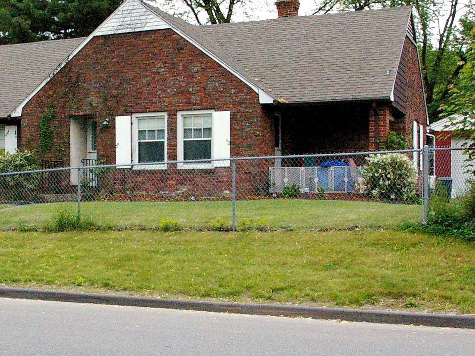 Front of the house, driveway