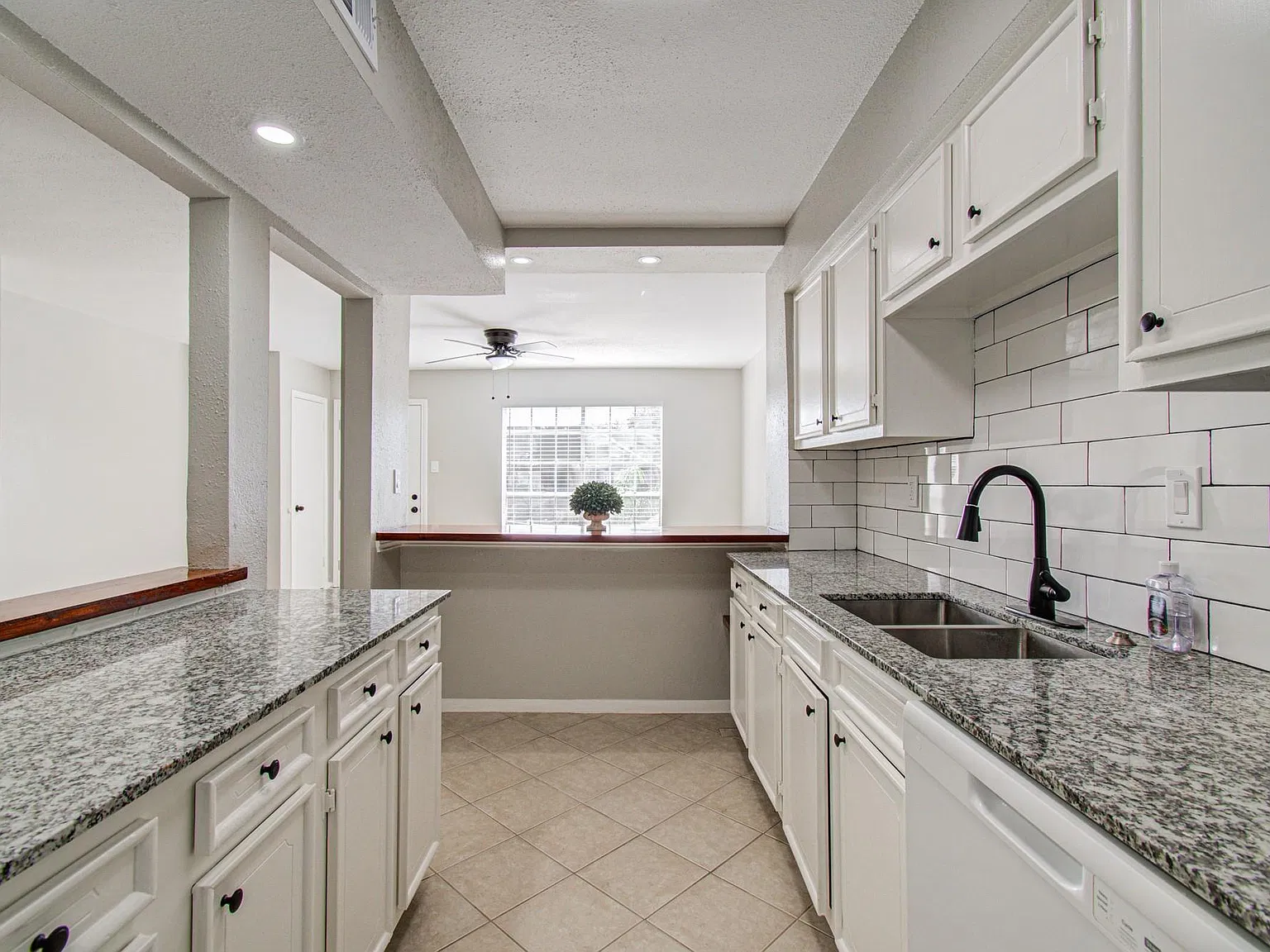 1 bed, 1.0 bath, 792 sqft, $1,300 — Photo 1