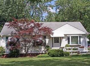 1843 Bassett Rd, Westlake, OH 44145