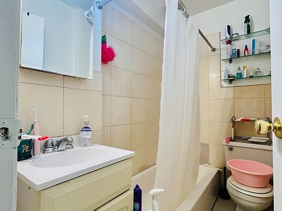 4th image of 526 E 11th St APT 3