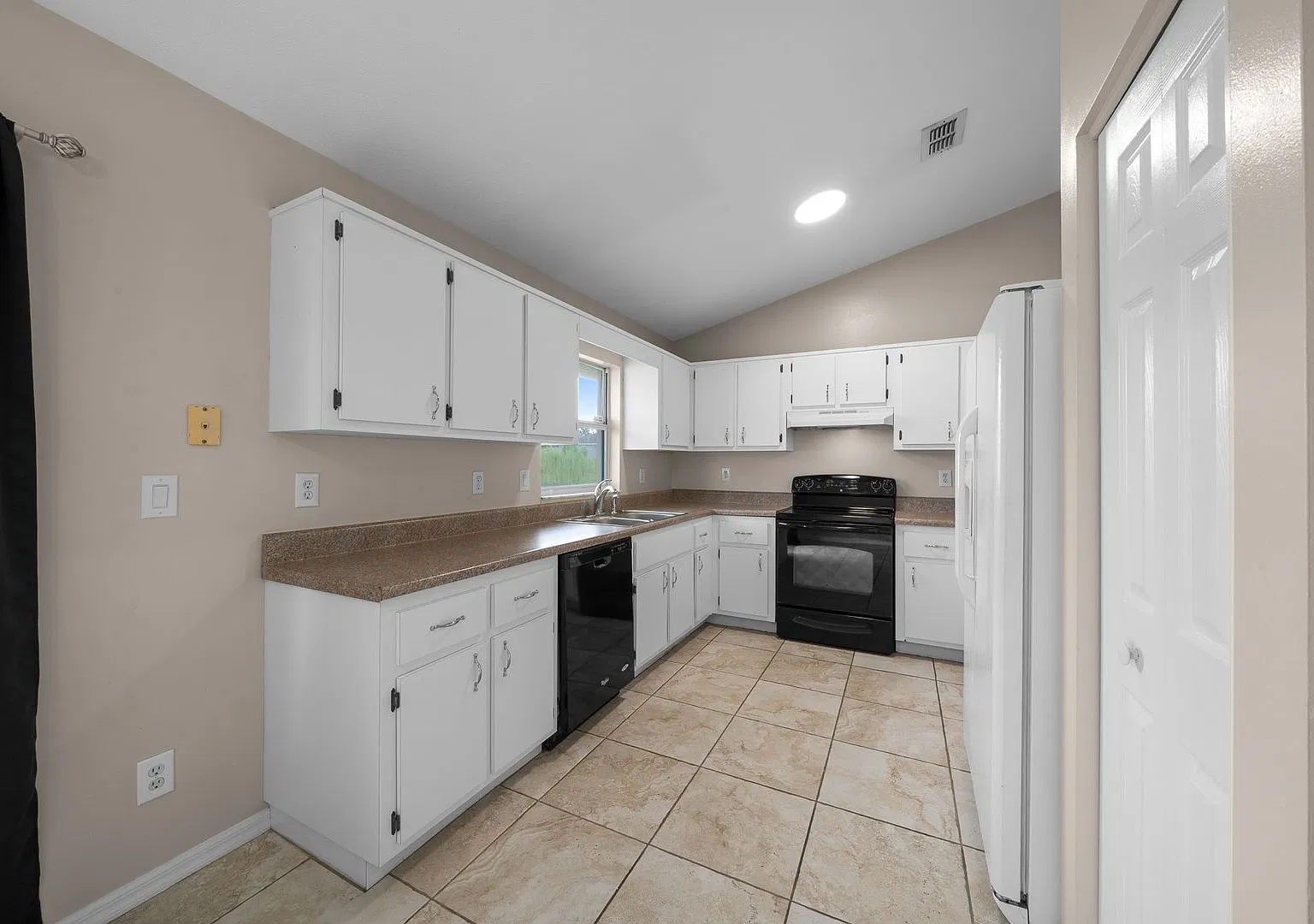 3/2/2 Beautiful Home with Spacious Backyard in Southeast Ocala — Photo 4