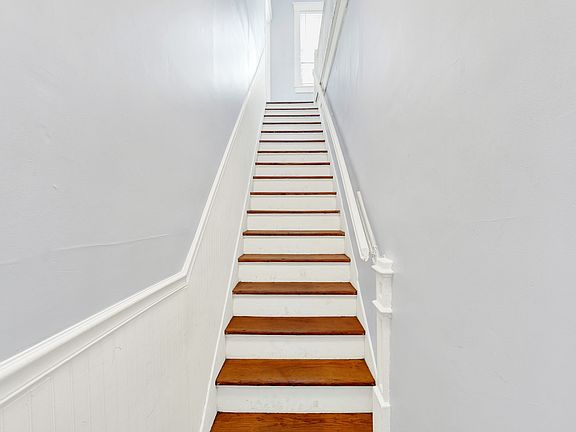 4th image of 304 W 41st St #B