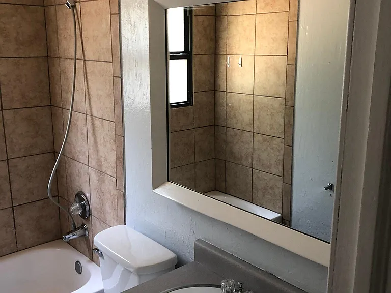 528 E Douglas Dr — Photo 12