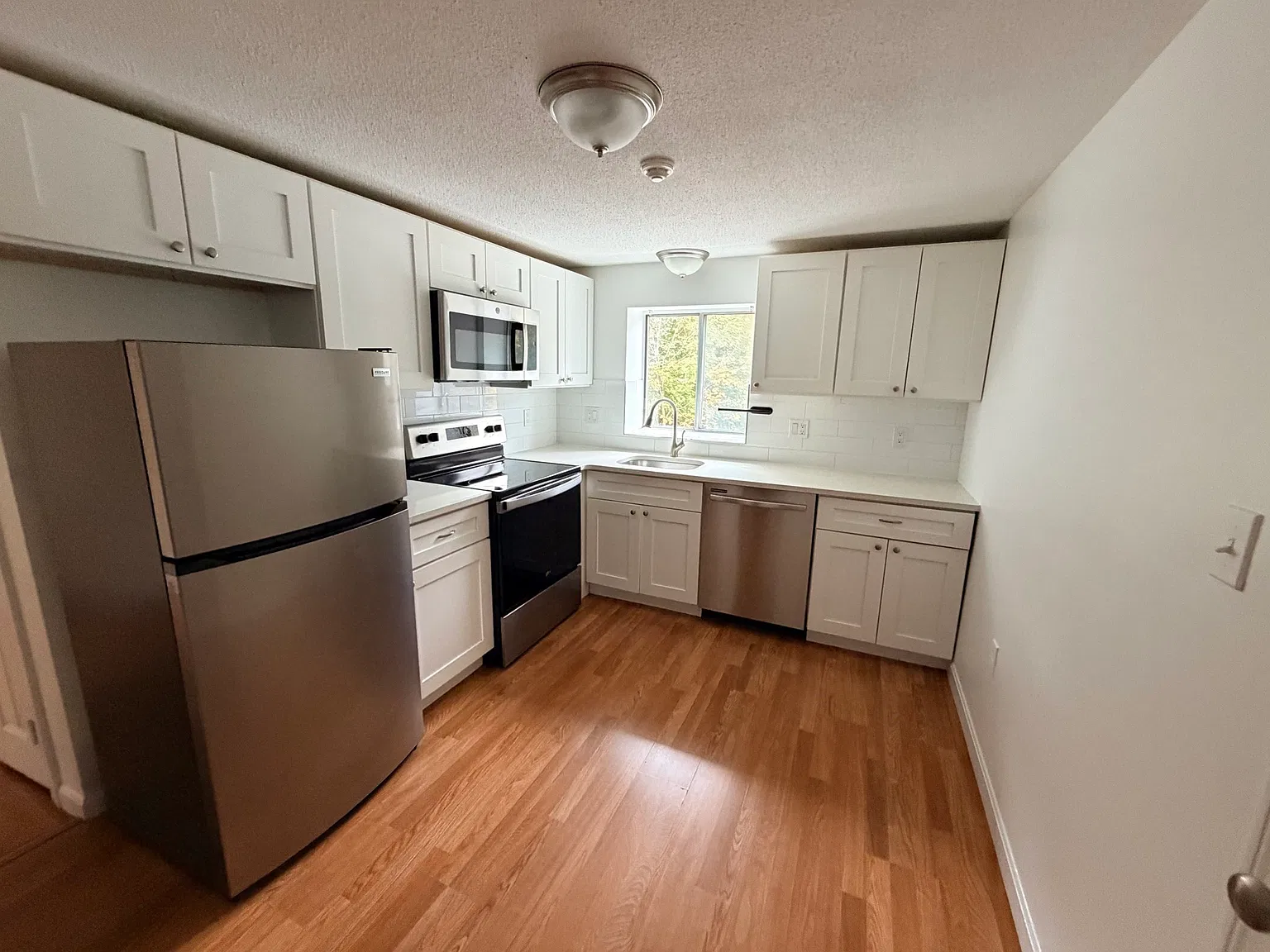 2 bed, 1.0 bath, 850 sqft, $2,300 — Photo 3