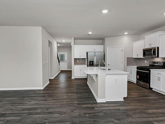 5th image of 423 Lancashire Ln
