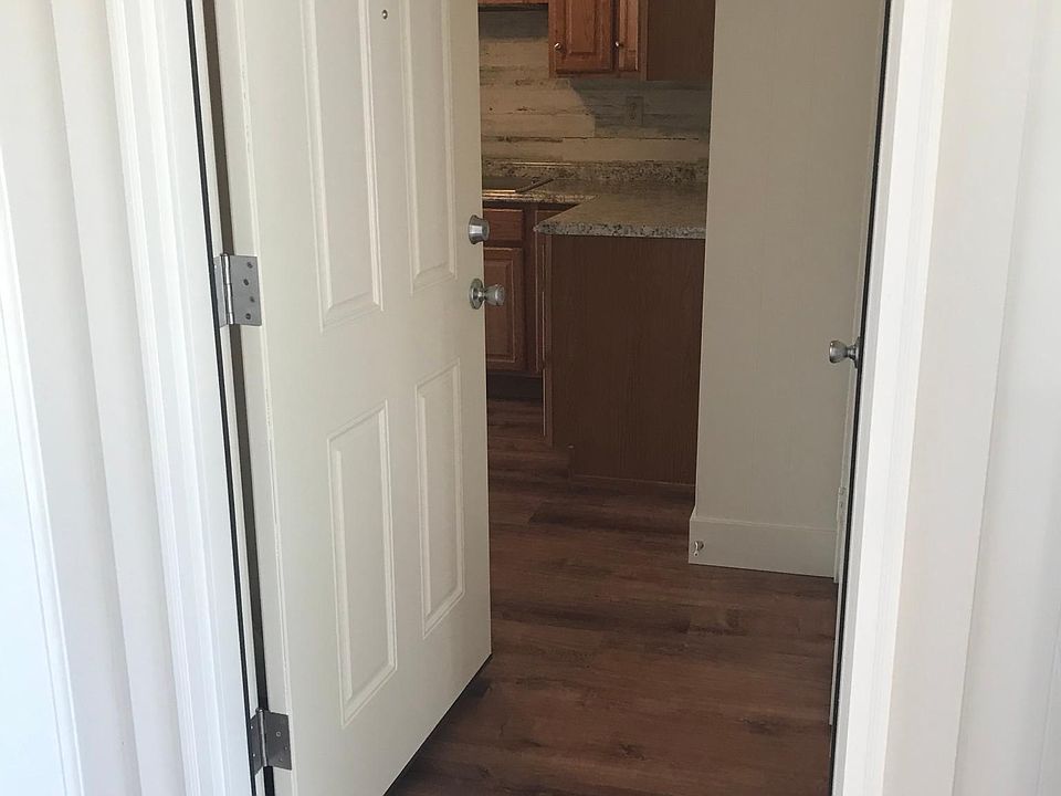 Entrance to apartment from foyer