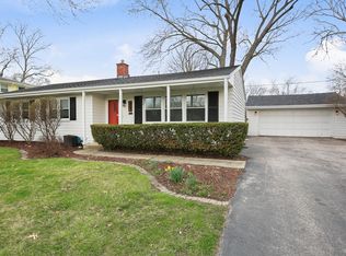 213 W Gartner Rd, Naperville, IL 60540