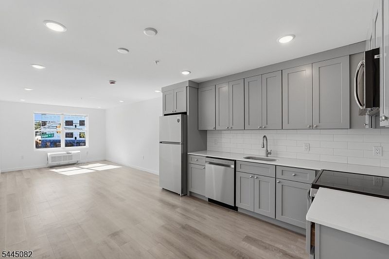 1st image of 566 Springfield Ave #304
