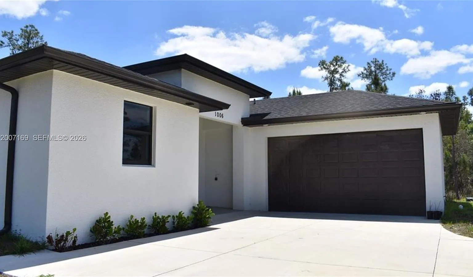 4 bed, 2.0 bath, $2,000 — Photo 1