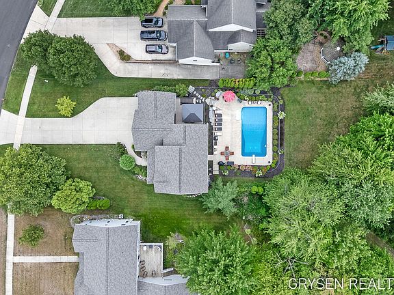 3rd image of 7931 Meadowood Dr