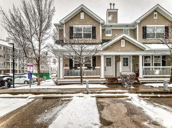 32 S Country Village Ln NE, Calgary, AB T3K 0E7