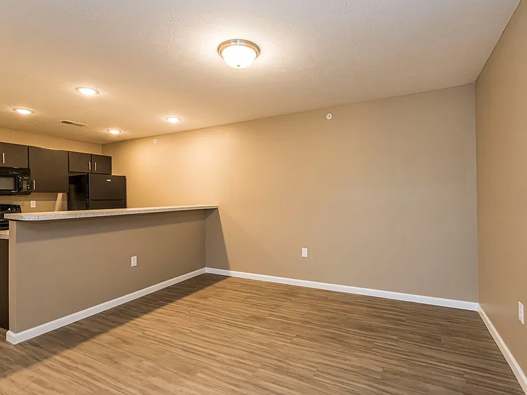Greenbrier Apartments — Photo 31