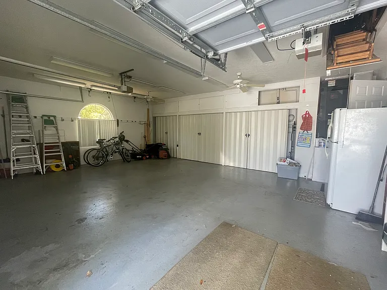372 E Keller Ct — Photo 16