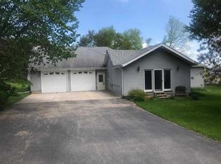 N4626 School St, New London, WI 54961