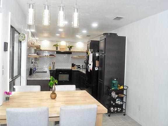 3rd image of 115 Robinhood Dr