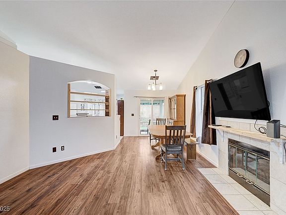 3rd image of 803 Mesa Pine Ct