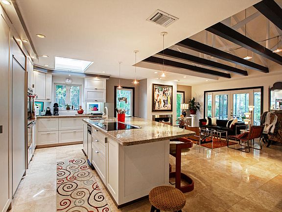 Kitchen w/breakfast bar