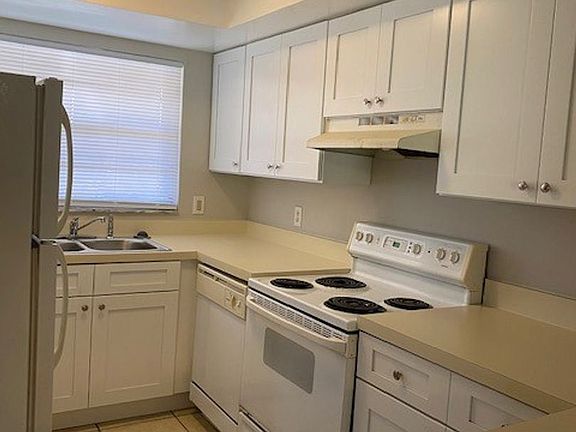 3rd image of 110 NE 16th Pl #16